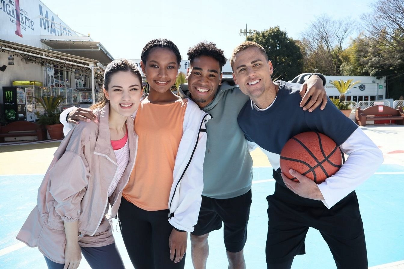 Canon EOS R100 + 2 OBIEKTYWY Standardowy RF-S 18-45mm Zoom RF-S 55-210mm Kolor czarny